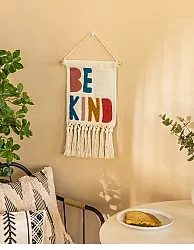 Nástěnný gobelín - Be Kind (vícebarevná)