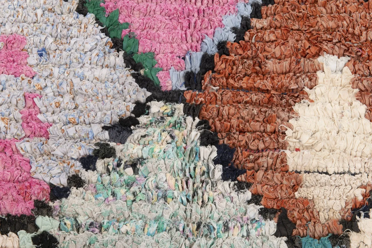Marocký Berberský koberec Boucherouite 195 x 165 cm